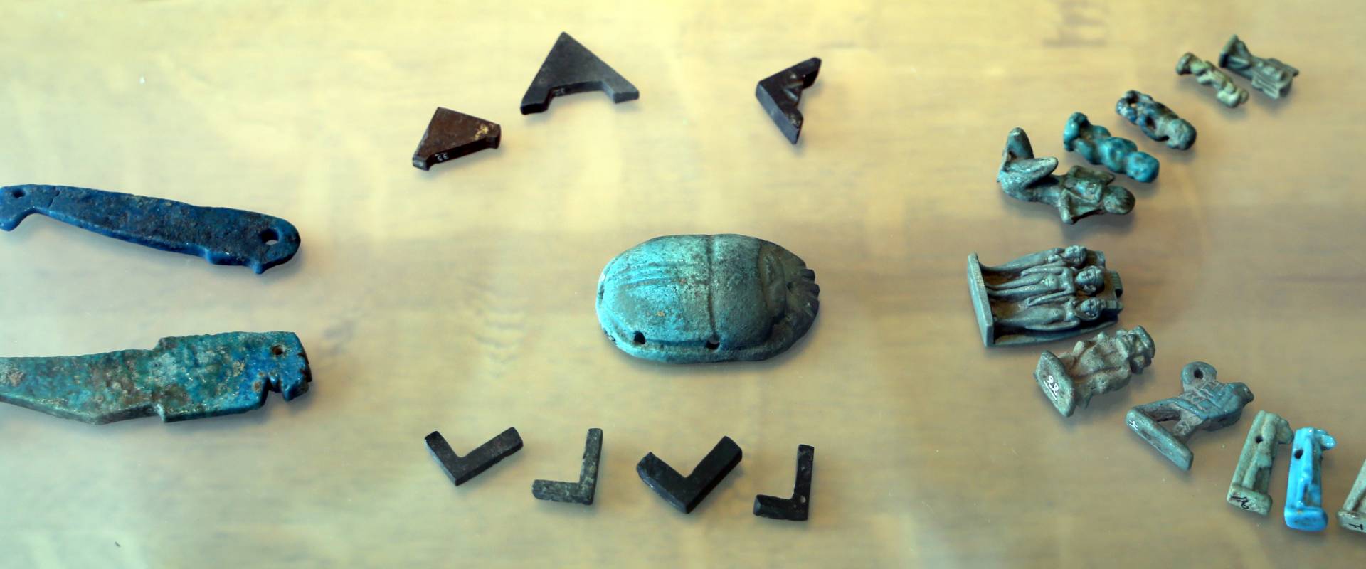 Epoca tolemaica, amuleti in faience, statuette e scarabeo foto di Sailko